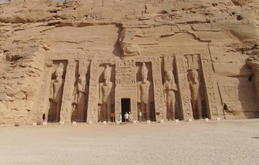 Au départ de Louxor vers Assouan : Edfou, kom Ombo, Philae, le haut barrage, l’obélisque inachevé et Abou simbel 3 jours / 2 nuits